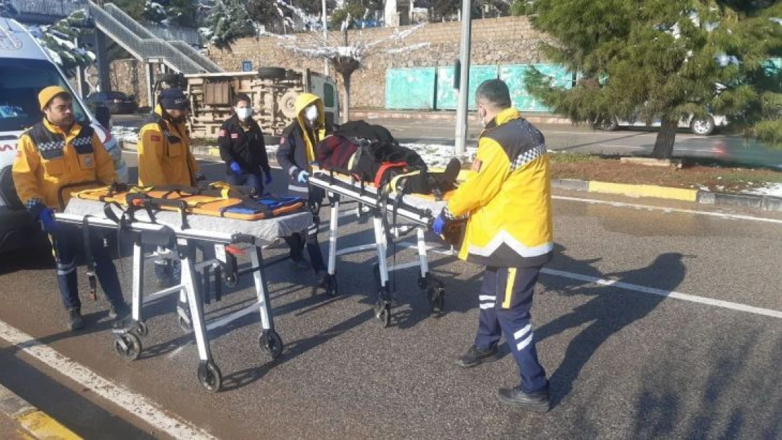 İslahiye'de minibüs buzlanma nedeniyle devrildi: 3 yaralı