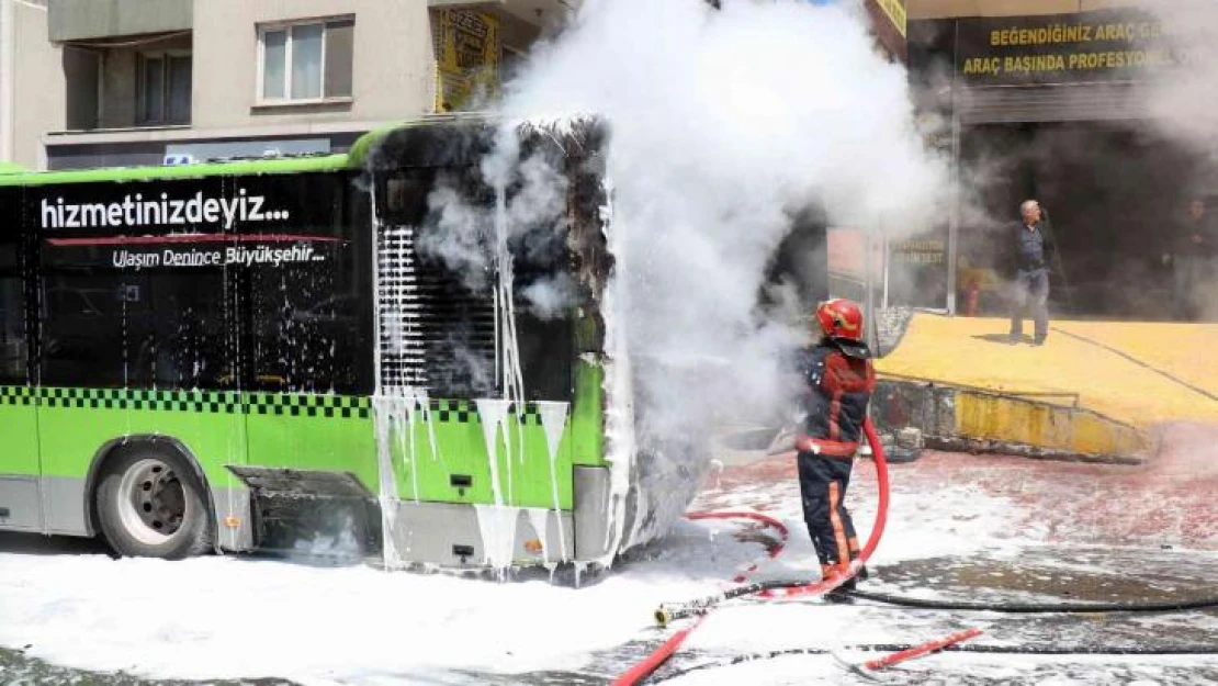 Yolcusunu alarak harekete geçen otobüs işte böyle alev almış