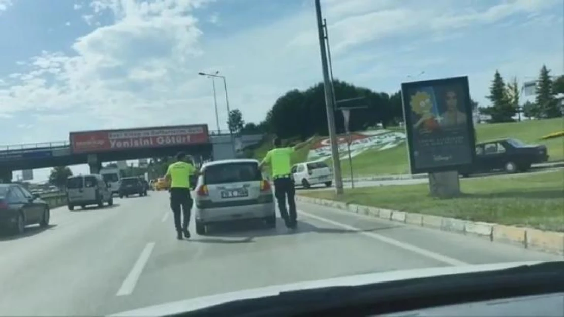 Yolda kalan otomobilin yardımına polisler yetişti