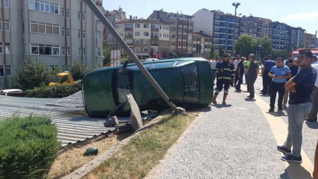 Yoldan çıkan otomobil, aydınlatma direğini devirerek otoparkın çatısına uçtu