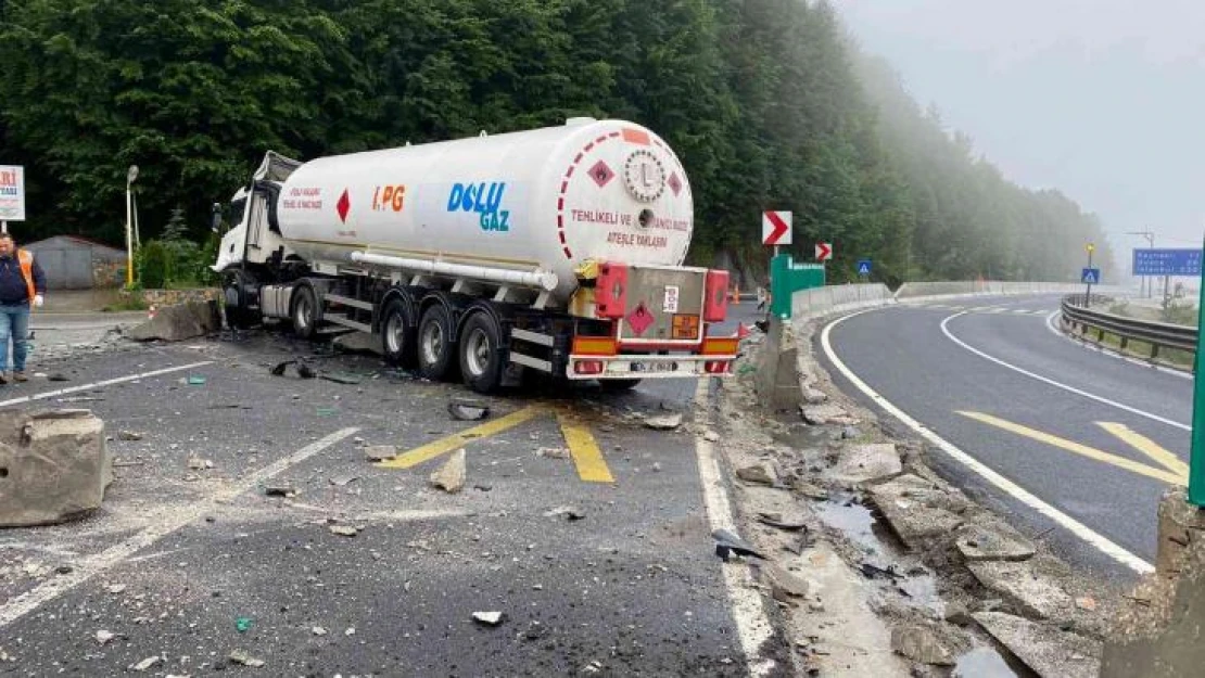 Yoldan çıkan tanker karşı şeride geçti, yol trafiğe kapandı