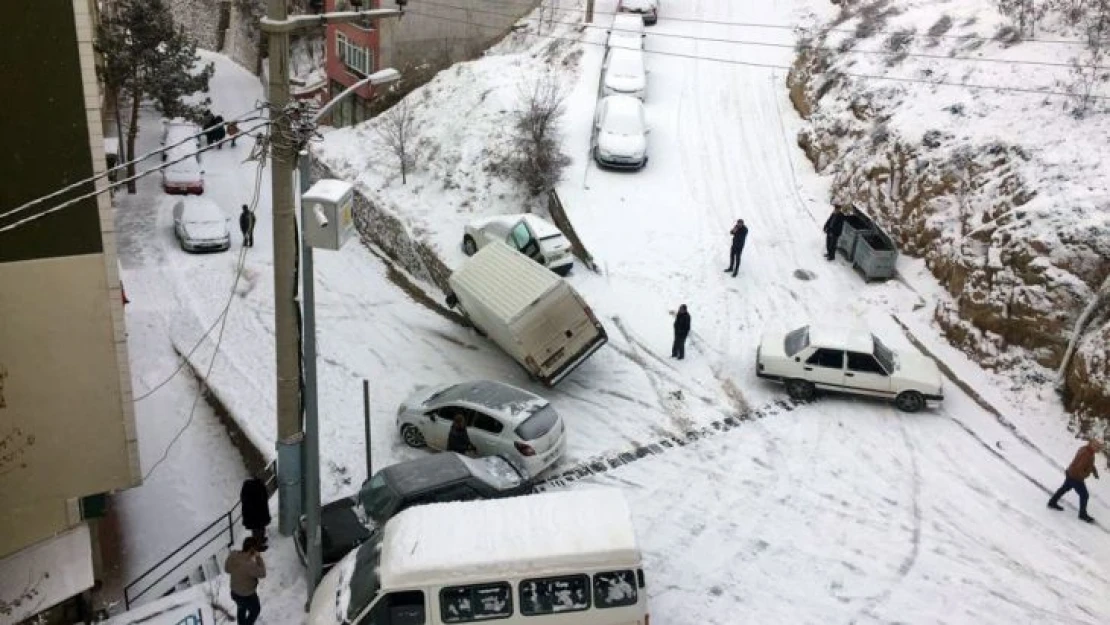 Yollar tuzlanmayınca kazalar ardı ardına geldi