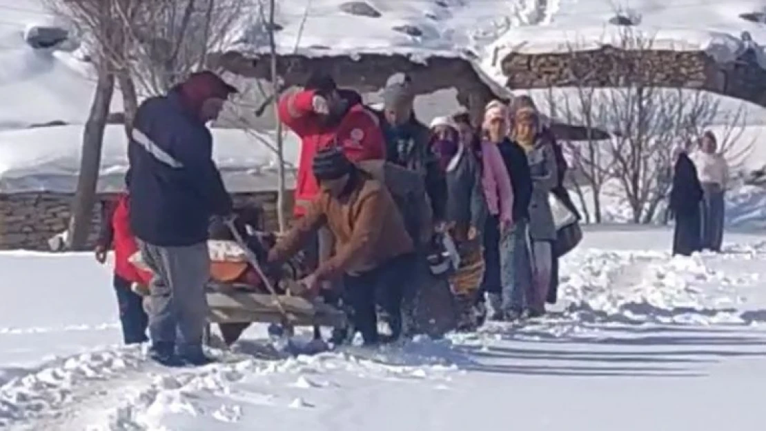 Yolu kapanan mezradaki hasta için ambulans helikopter havalandı