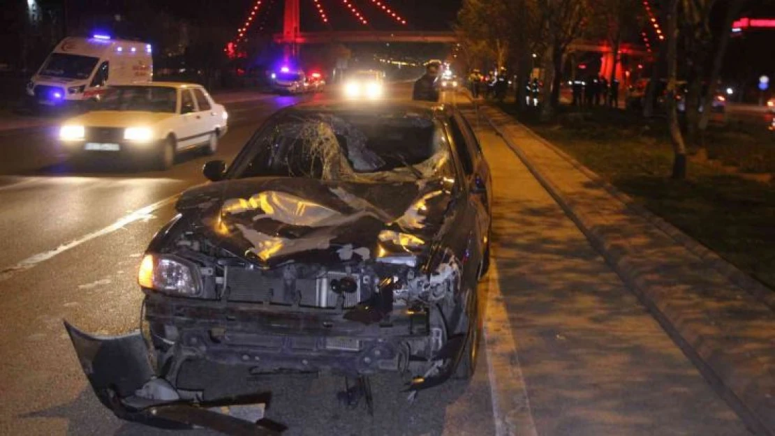 Yolun karşısına geçmek isteyen 2 genç otomobilin çarpması sonucu hayatını kaybetti