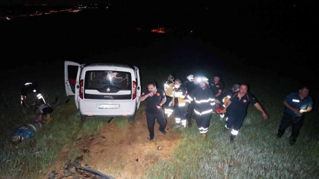 Yolunu şaşıran sürücü tarlaya uçtu, yaralılar emniyet kemeriyle hayata tutundu