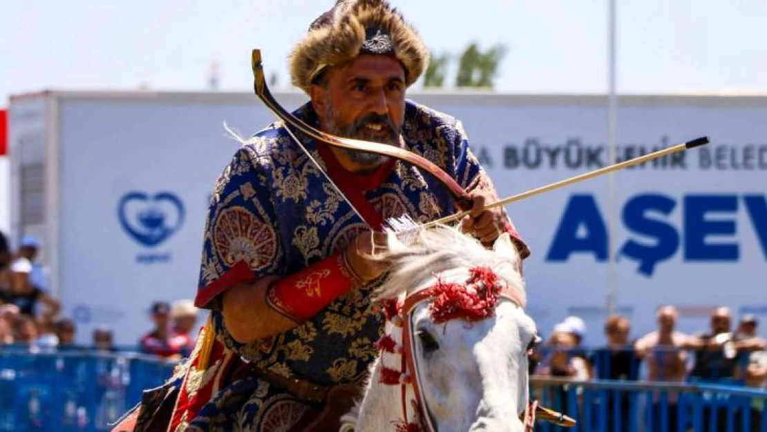 Yörük Türkmen festivalinde savaş oyunları nefes kesti