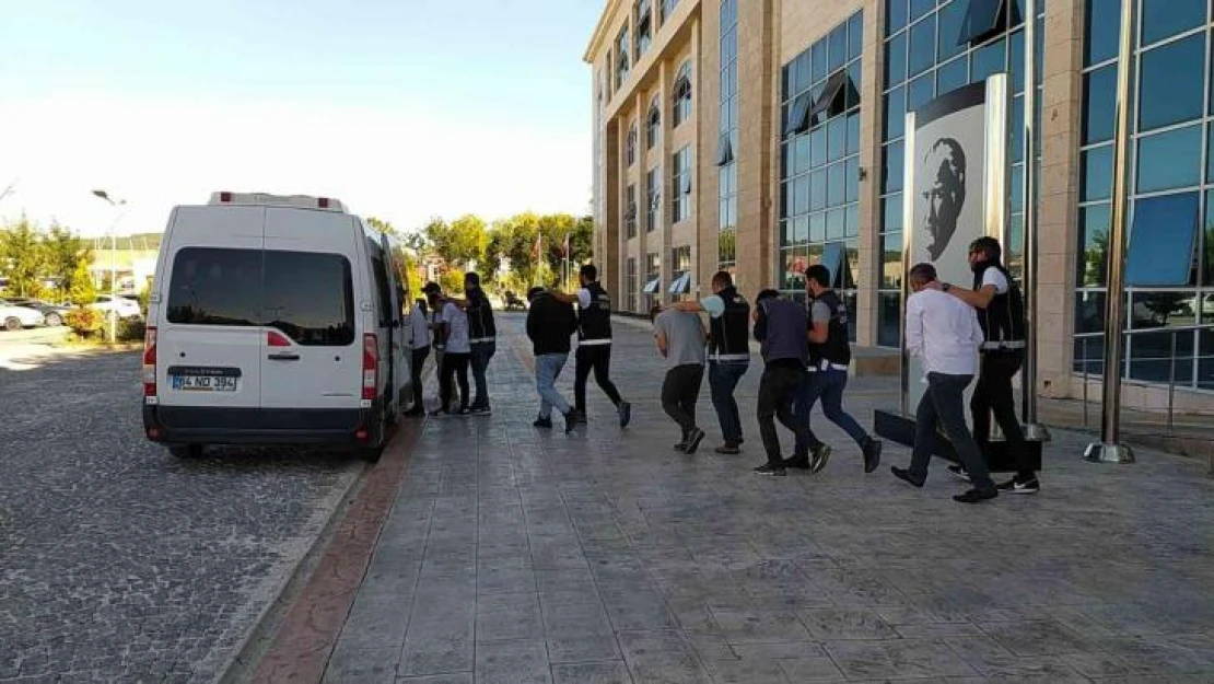 Yüklü miktarda uyuşturucu ile yakalanan 8 uyuşturucu tacirinden 3'ü tutuklandı