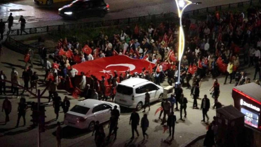 Yüksekova'da binlerce kişi dev Türk bayrağıyla '15 Temmuz Demokrasi ve Milli Birlik Günü' yürüyüşüne katıldı