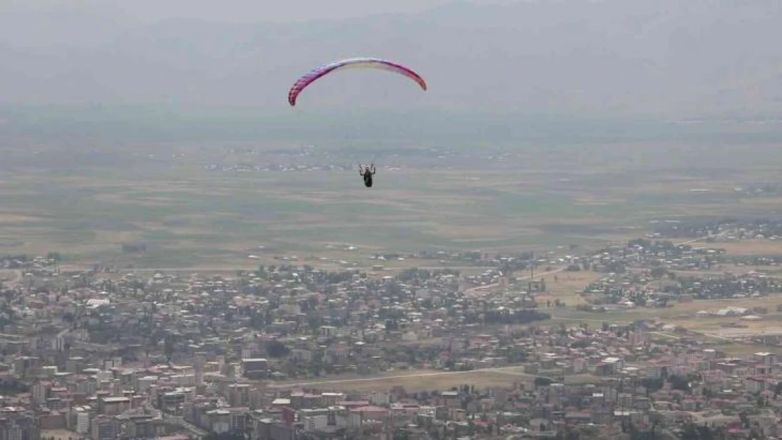 Yüksekova'da şehit oğlunun paraşütle uçma hayali gerçek oldu