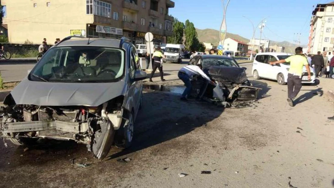 Yüksekova'da zincirleme trafik kazası: 4 yaralı