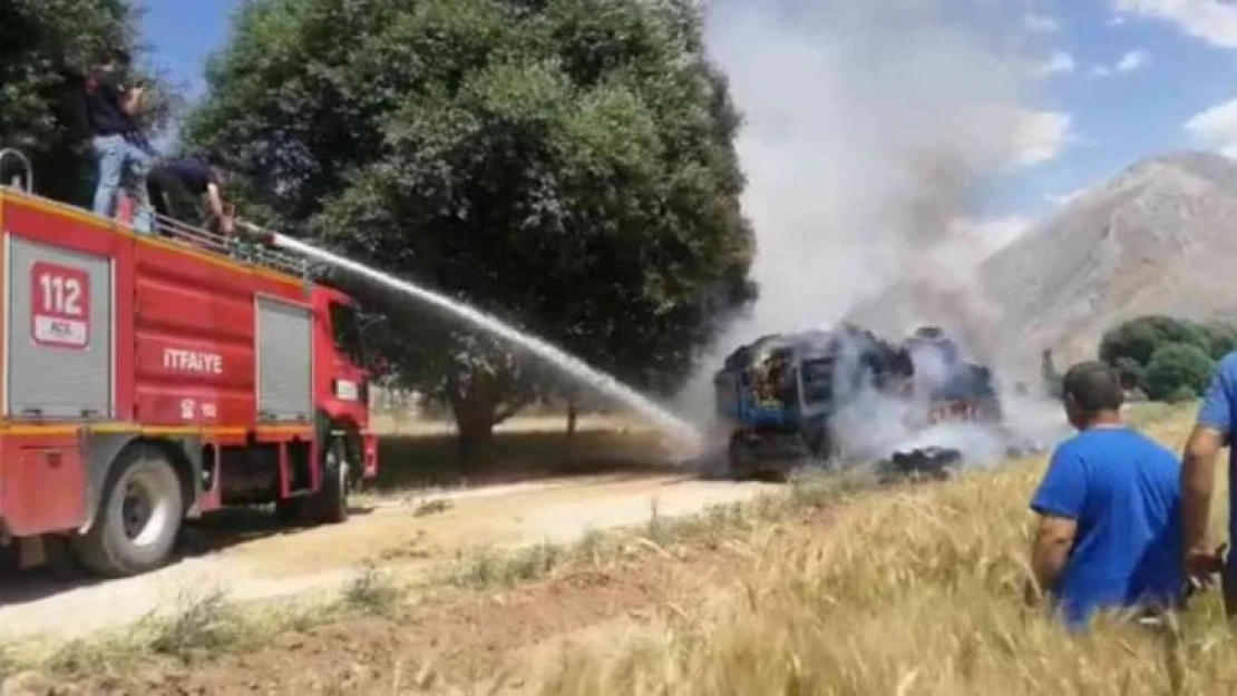 Yüzlerce saman balyası çıkan yangında küle döndü