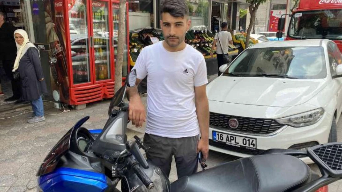 Zeytinburnu'nda taksici, kendisine çarpan motosikletliyi ezmeye kalktı: O anlar kamerada