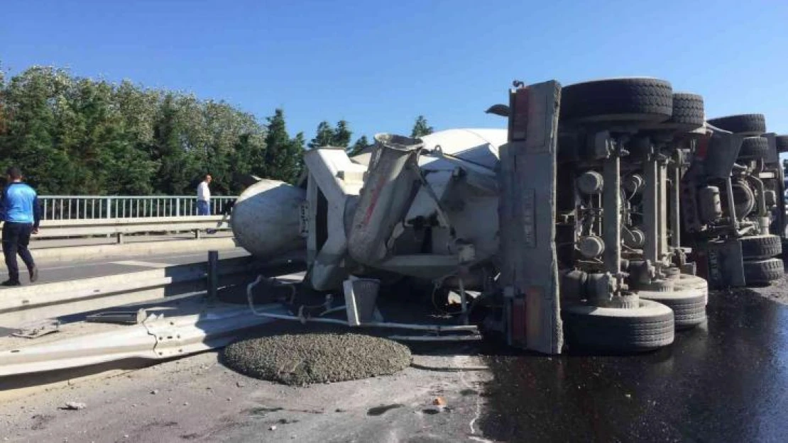 Zeytinburnu sahil yolunda beton mikseri devrildi, sürücü ağır yaralandı