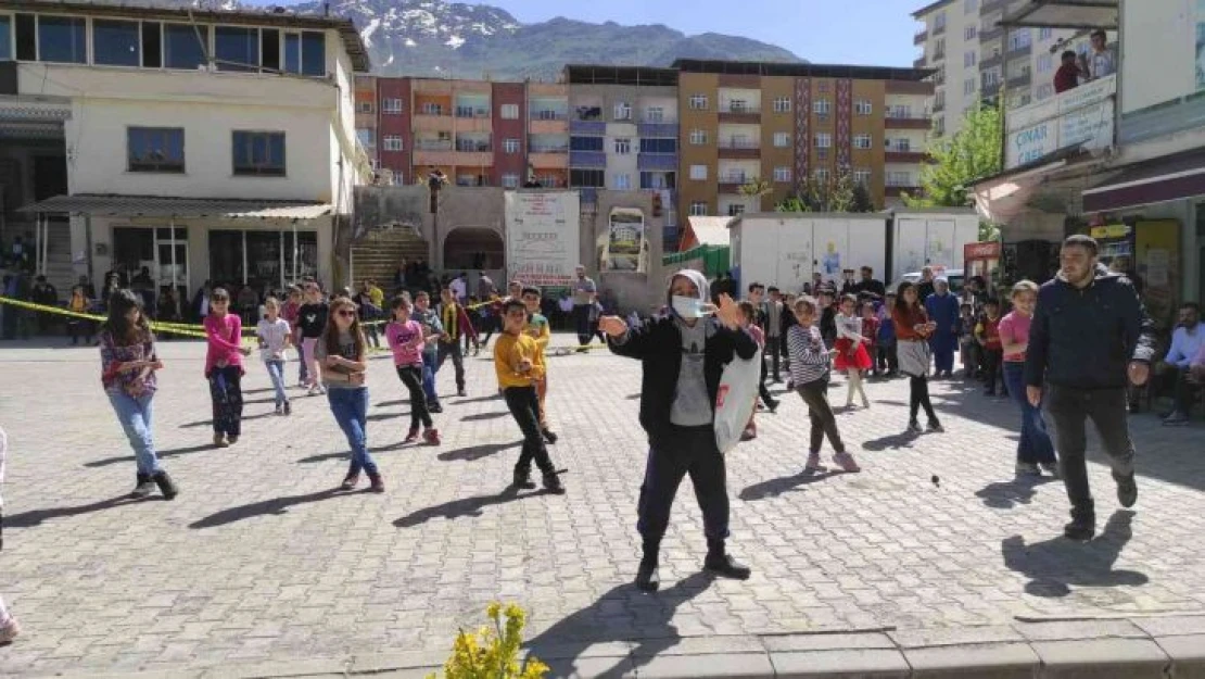 Zihinsel engelli 55 yaşındaki vatandaş, 23 Nisan provalarında çocukluğunu yaşadı