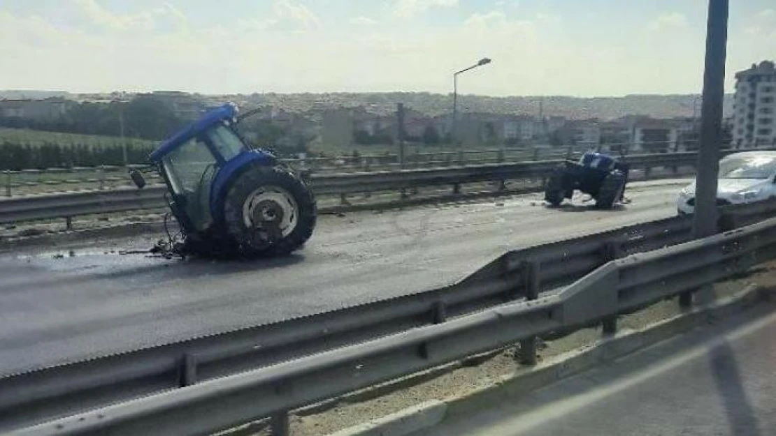 Zincirleme trafik kazasında ikiye bölünen traktörün sürücüsü yaralandı