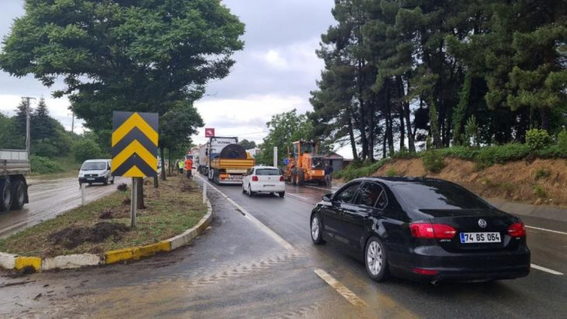 Zonguldak-Düzce yolu sel nedeniyle trafiğe kapandı