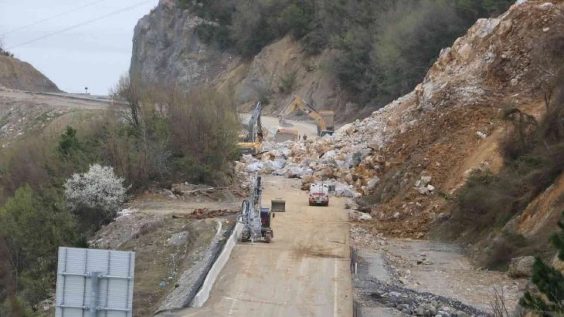 Zonguldak-İstanbul karayolundaki heyelanı kaldırma çalışmaları sürüyor