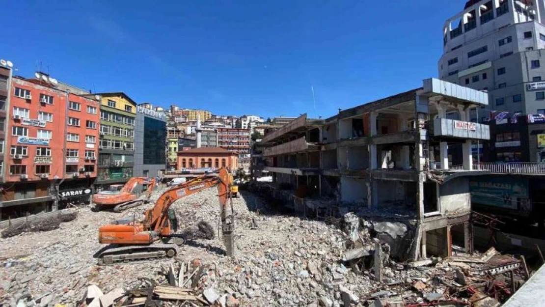 Zonguldak'ta 130 esnafın tahliye edildiği iş hanının yıkımı devam ediyor