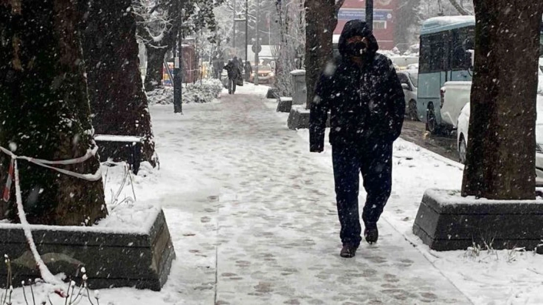 Zonguldak'ta kar etkisini sürdürüyor, 107 köy yolu ulaşıma kapalı