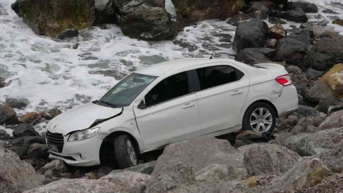 Zonguldak'ta otomobil sahil kenarına uçtu: 1 yaralı