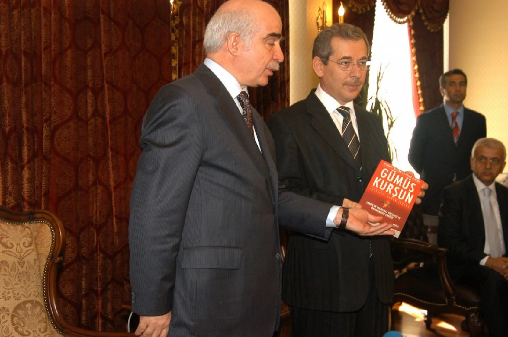 Abdüllatif Şener'e hediye edilen kitaptaki kehanet