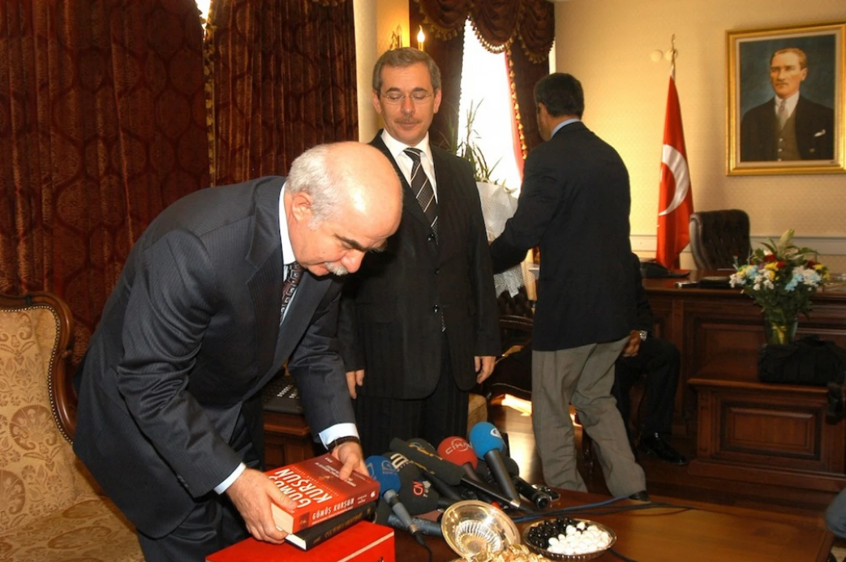 Abdüllatif Şener'e hediye edilen kitaptaki kehanet