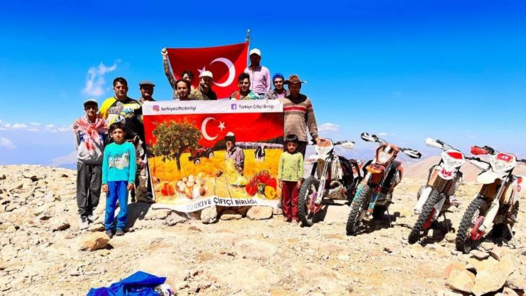 30 Ağustos'u 3 bin 24 rakımlı tepedeki Türk bayrağını yenileyerek kutladılar