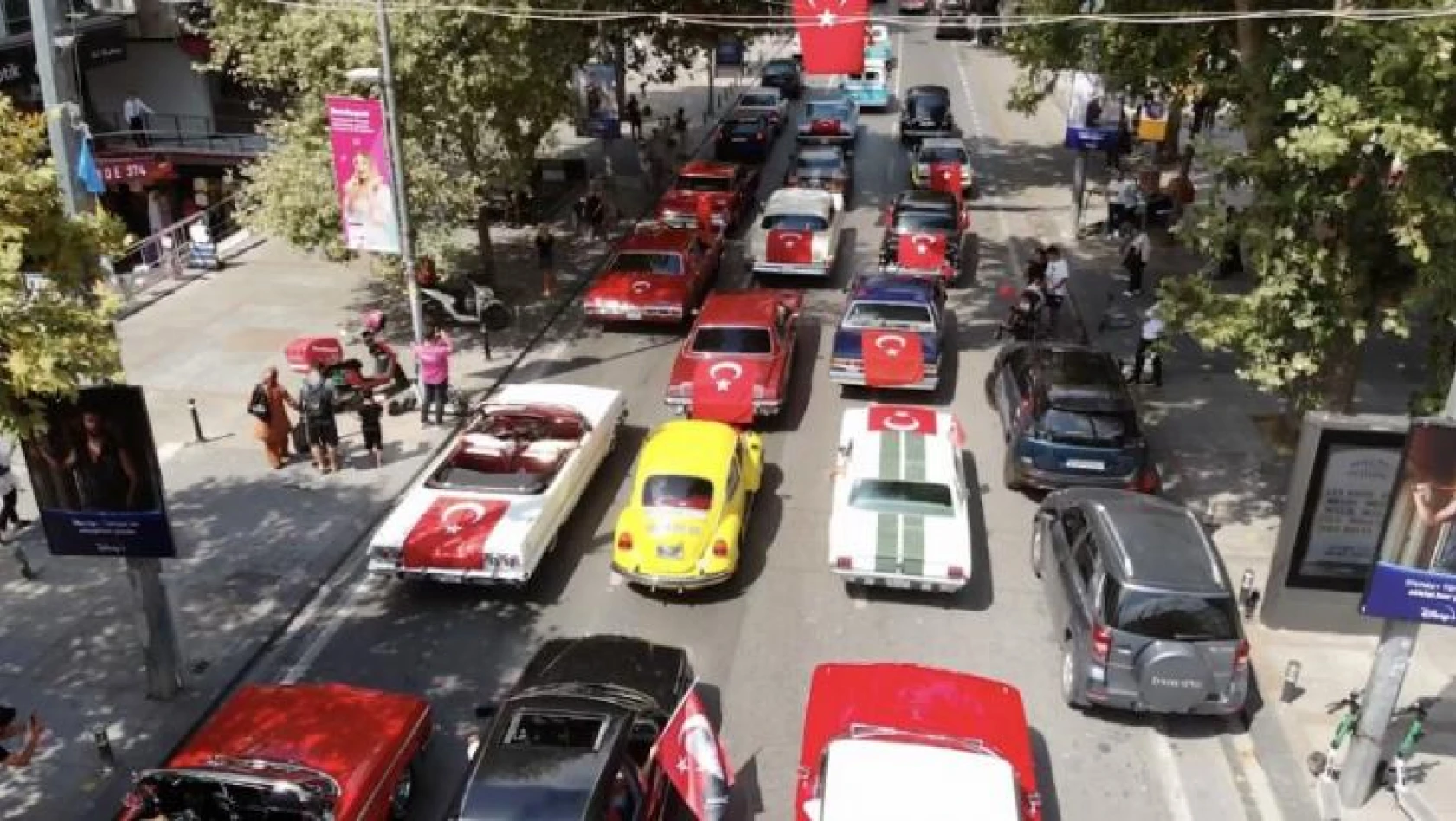 30 Ağustos Zafer Bayramı Kadıköy'de klasik otomobil konvoyu ile kutlandı