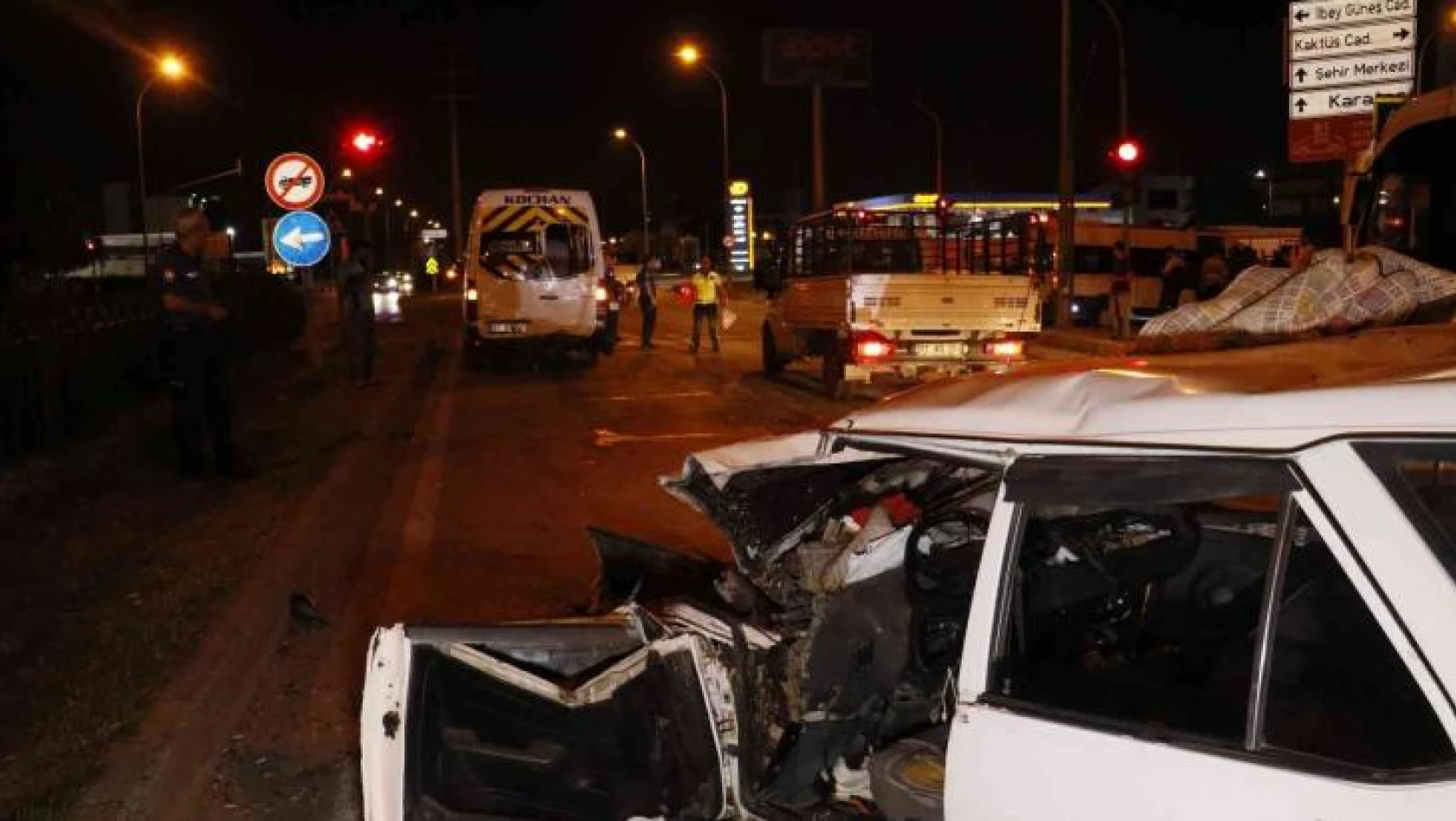 Adana'da otomobil işçi servisine arkadan çarptı: 6 yaralı