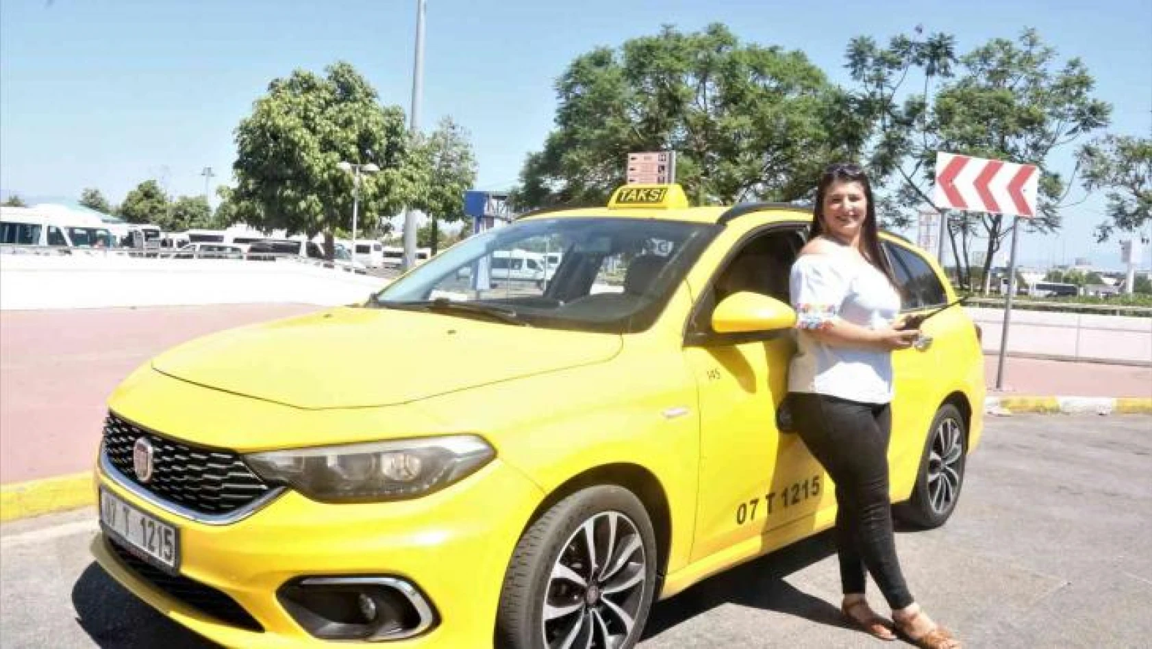 Antalya'nın yüksek lisanslı taksicisi Kübra kıskandırıyor