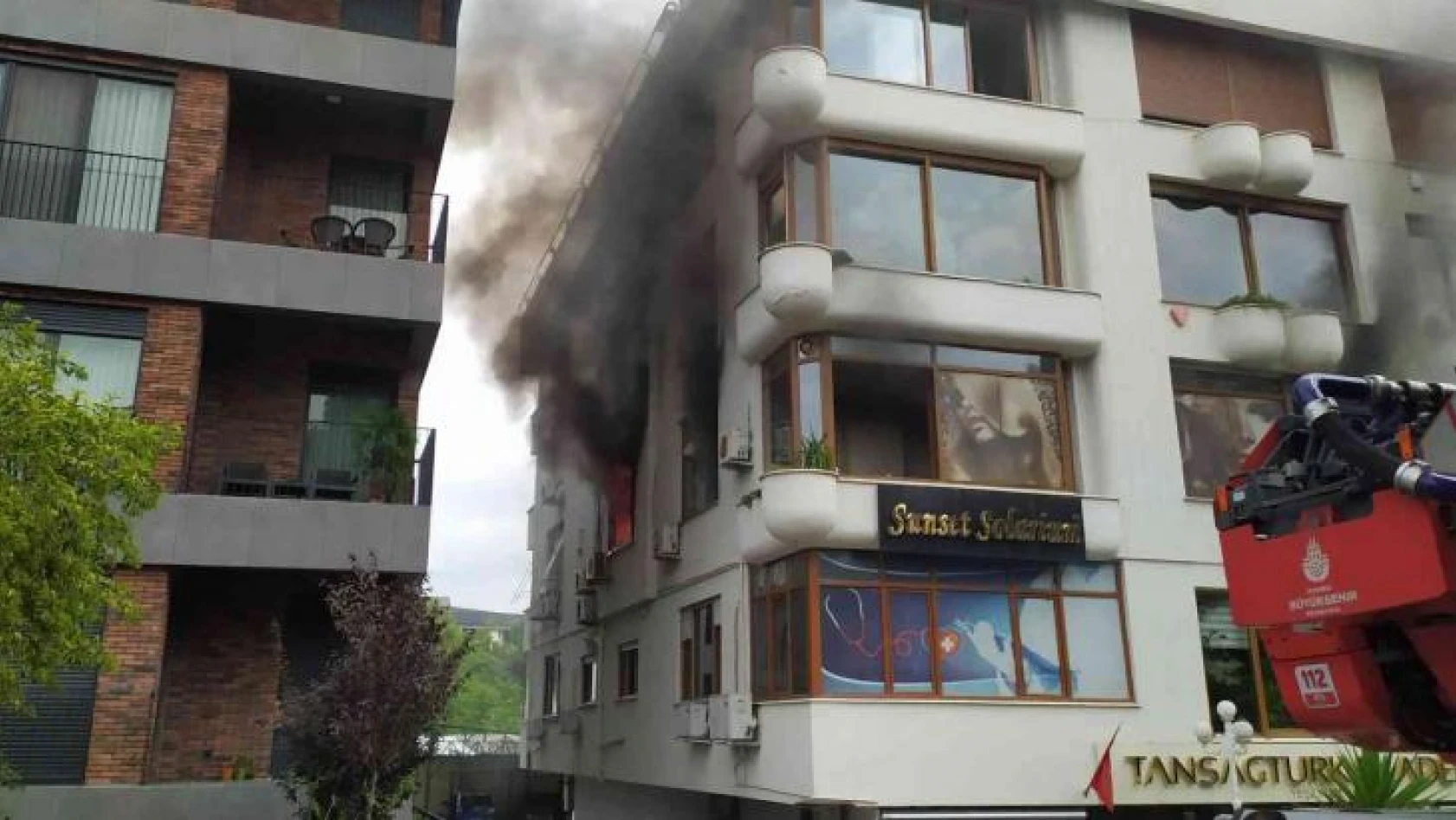 Bakırköy'de güzellik merkezi alev alev yandı