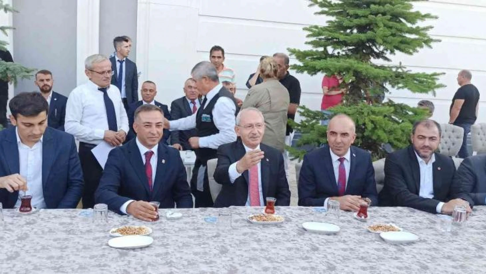 CHP Genel Başkanı Kılıçdaroğlu Çorum'da çay molası verdi