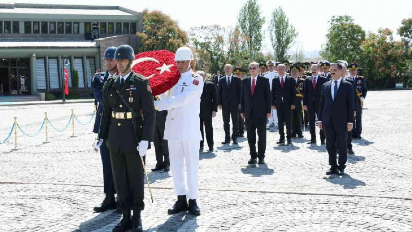 Cumhurbaşkanı Erdoğan, 30 Ağustos Zafer Bayramı dolayısıyla Devlet Mezarlığı'nı ziyaret etti
