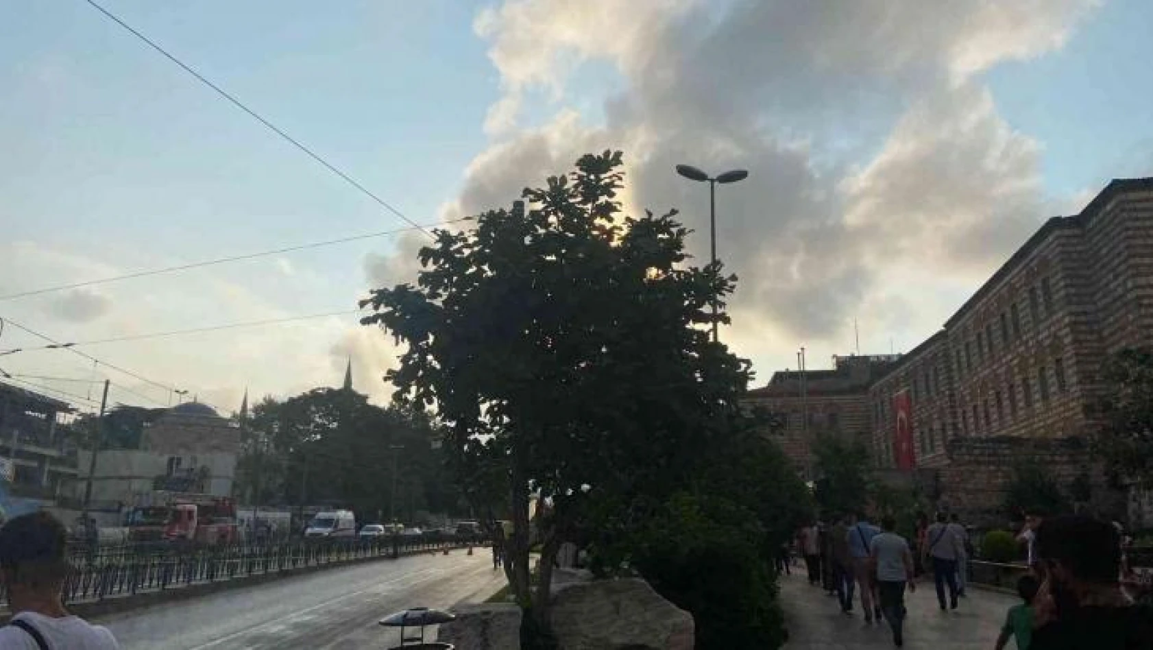 Fatih'te vinç üzerinde intihar girişimi: Tramvay seferleri durdu, vatandaşlar kilometrelerce yol yürüdü