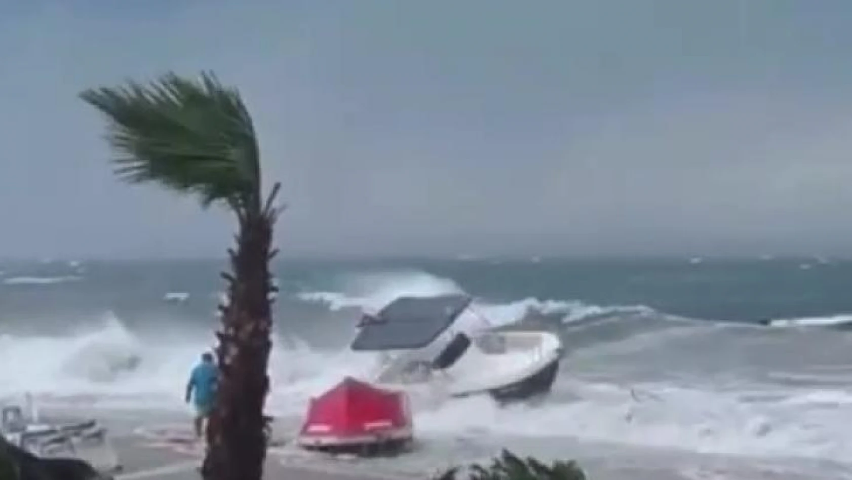 Fırtına Avşa Adası'nda teknelere zarar verdi