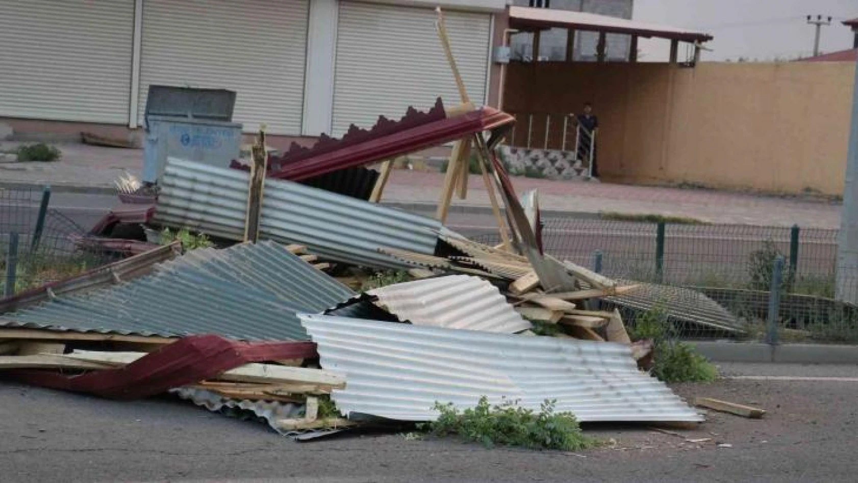Iğdır'da etkili olan fırtına çatıları uçurdu, araçlara zarar verdi