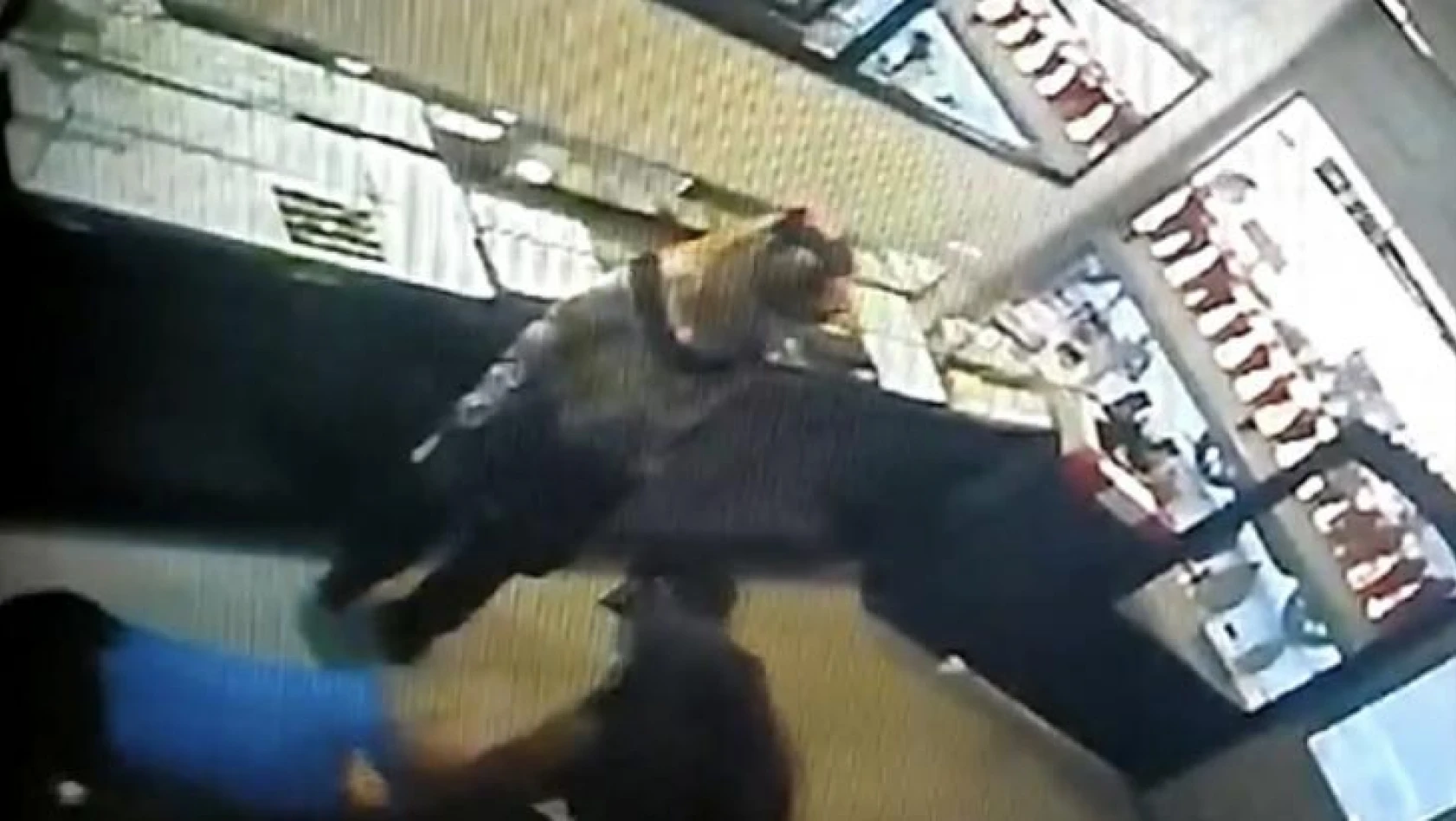 İstanbul'da film gibi soygun girişimi kamerada: Gaspçı çifti linçten polis kurtardı