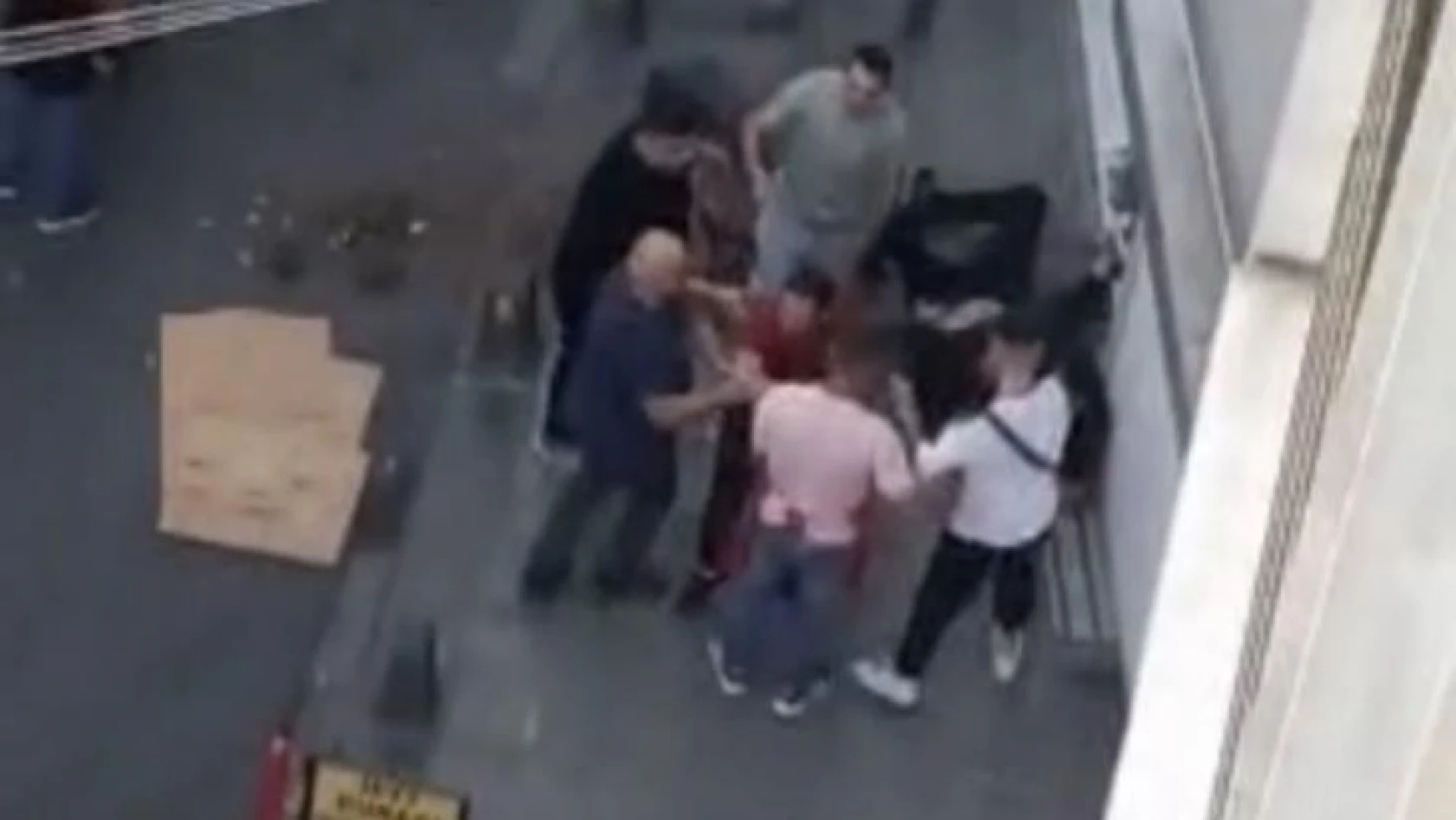 İstanbul'da yaşlı adamı döven şahsa dayak kamerada
