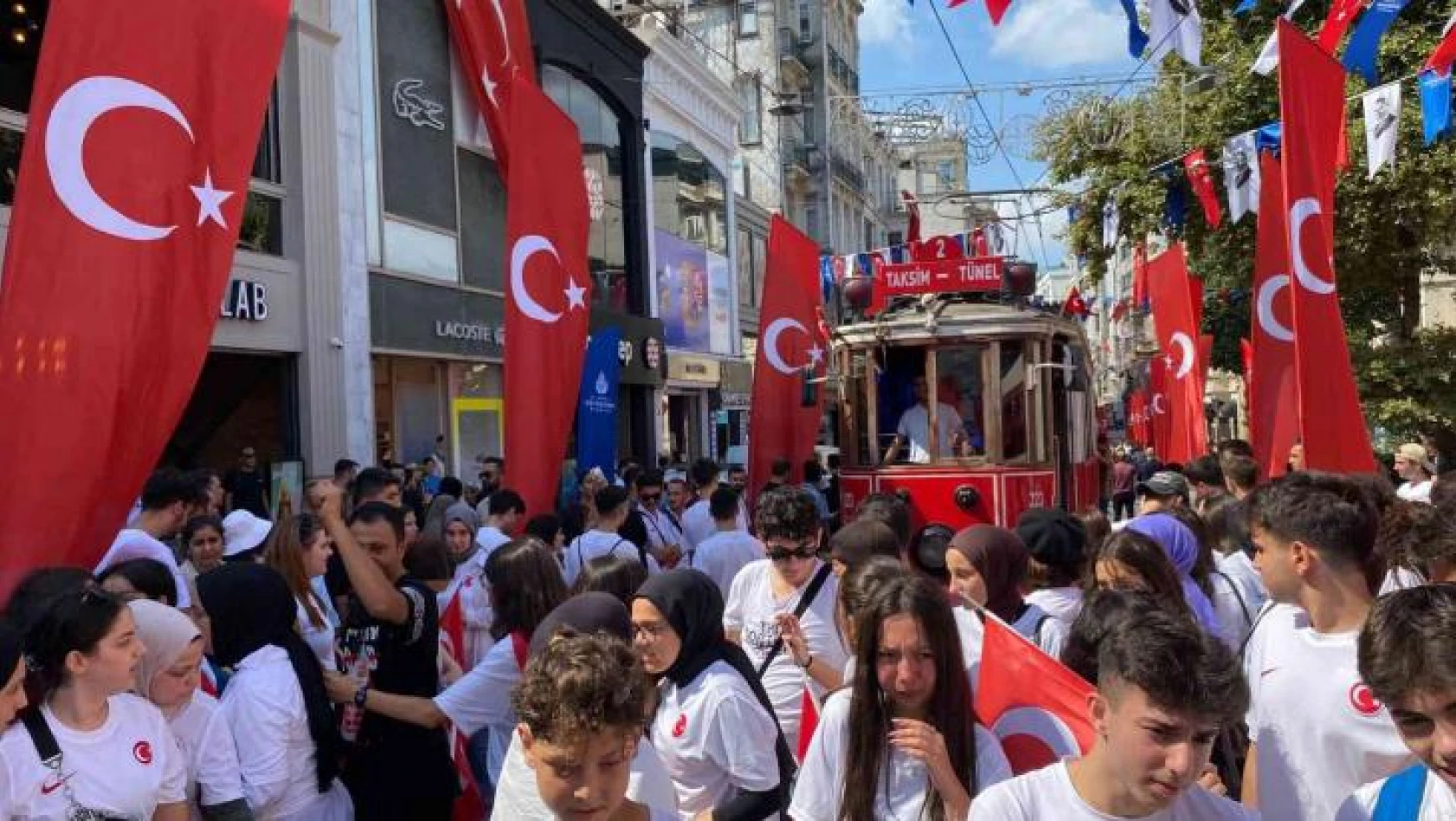 İstiklal Caddesi 30 Ağustos Zafer Bayramı'nın 100'üncü yılında bin adet bayrakla donatıldı
