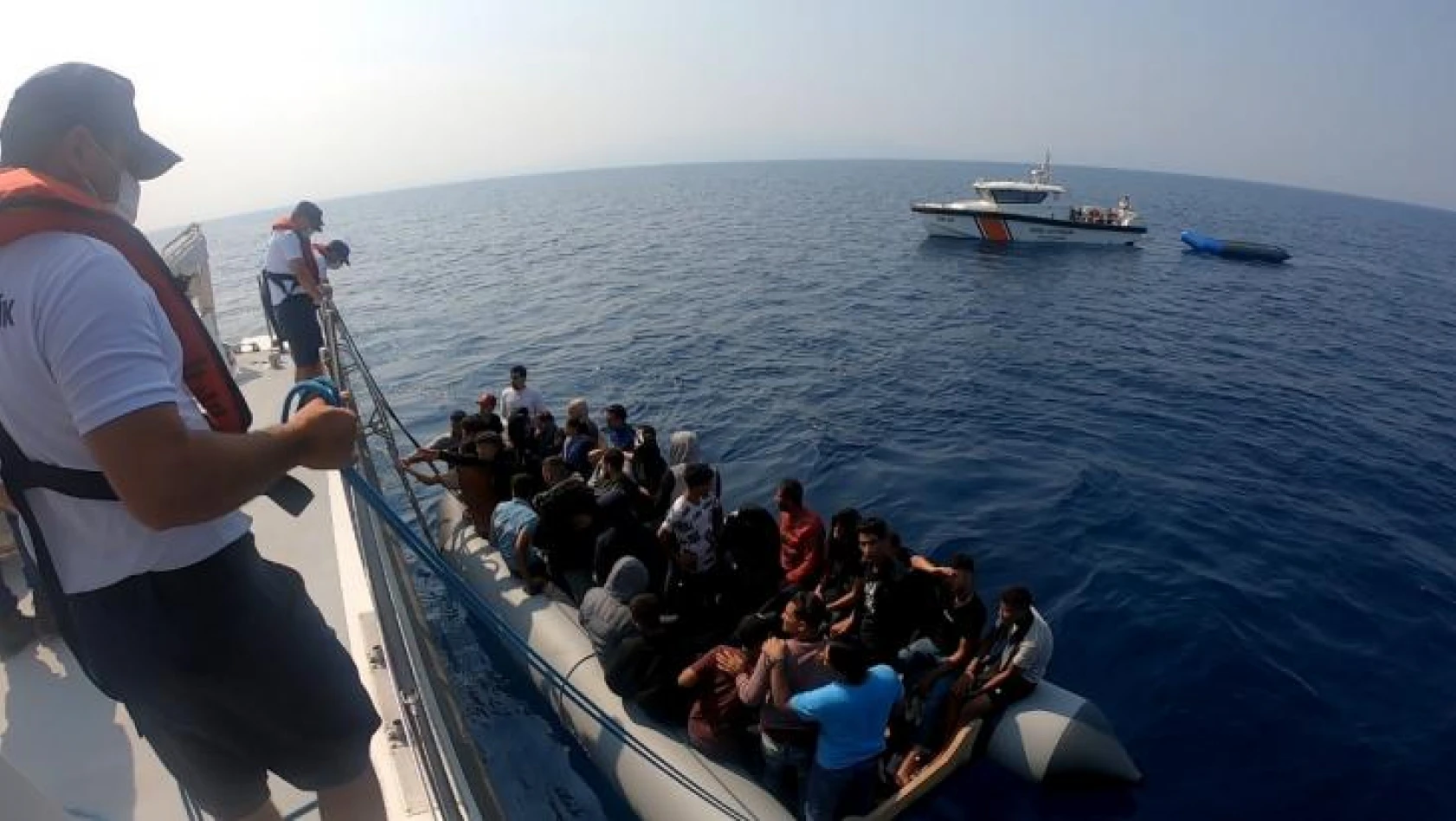 İzmir açıklarında 386 düzensiz göçmen kurtarıldı