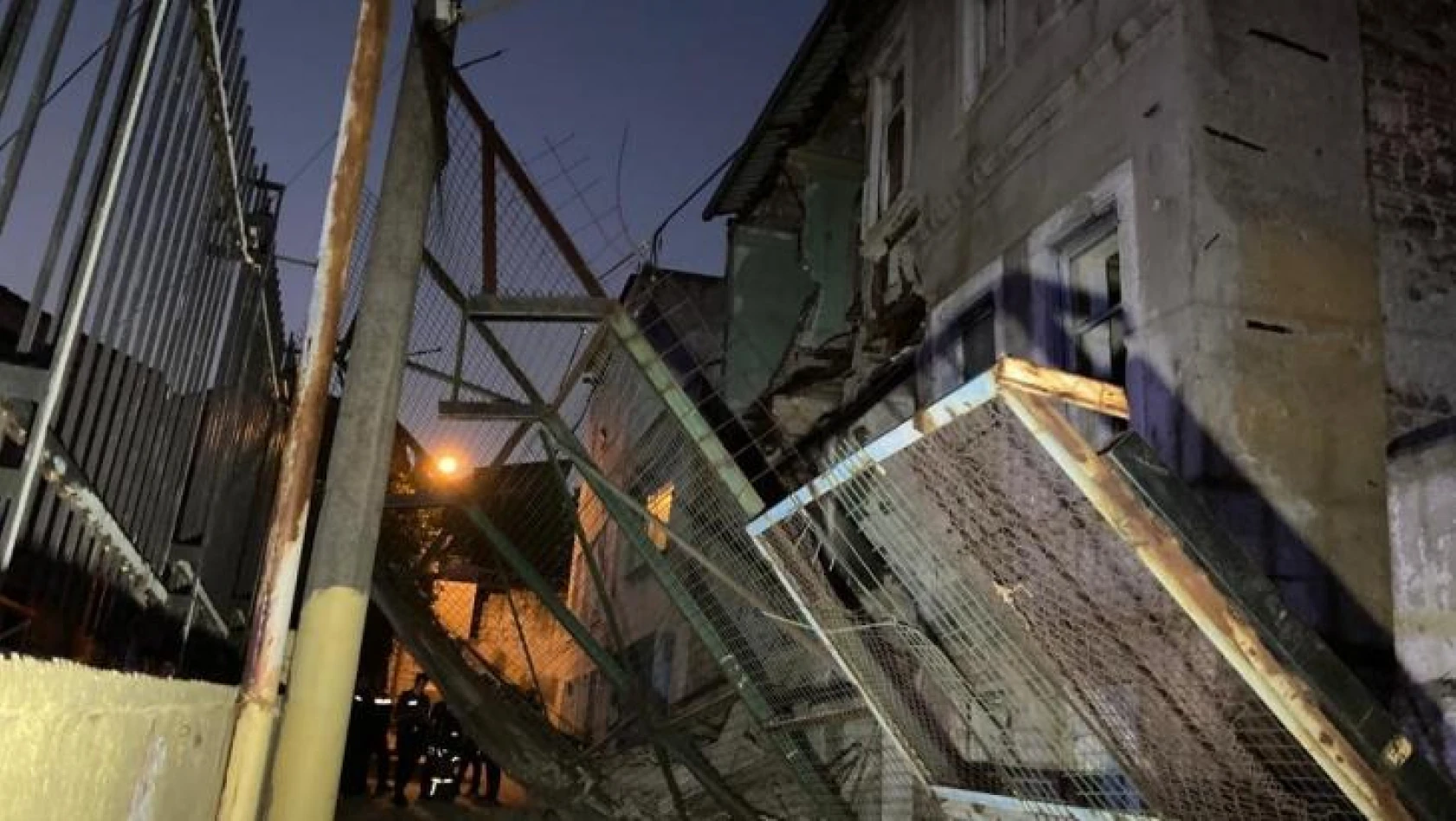İzmir'de 3 katlı metruk binanın duvarı çöktü