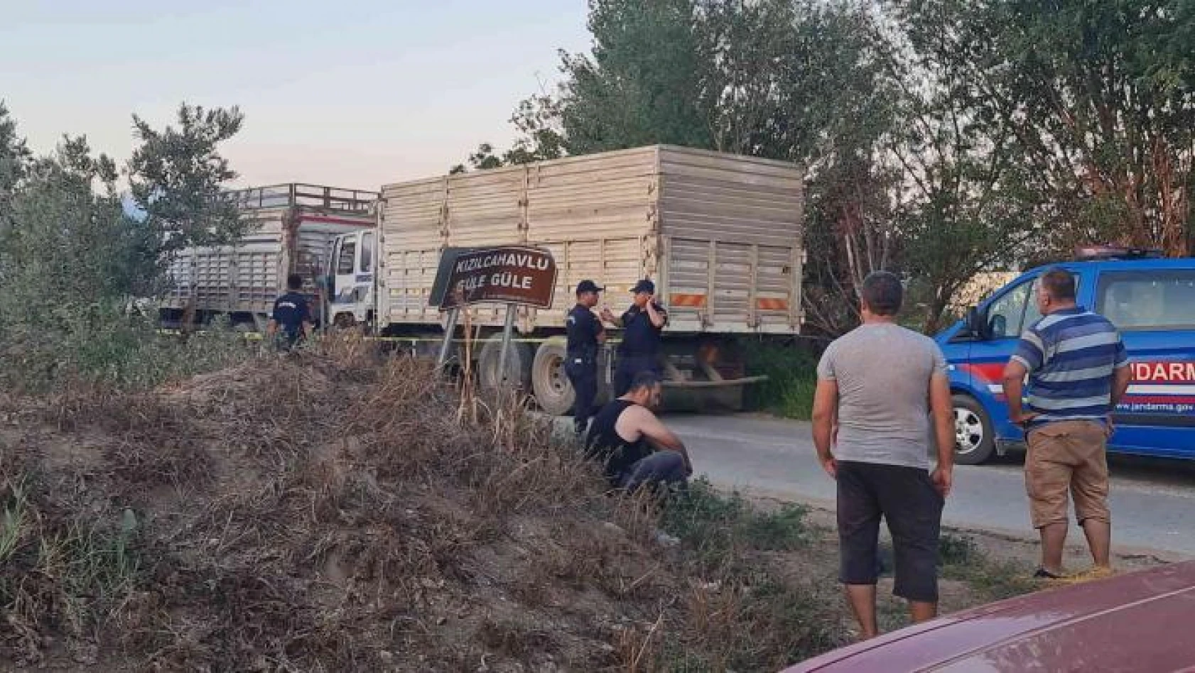 İzmir'de iki kamyonun arasında sıkışan şahıs hayatını kaybetti