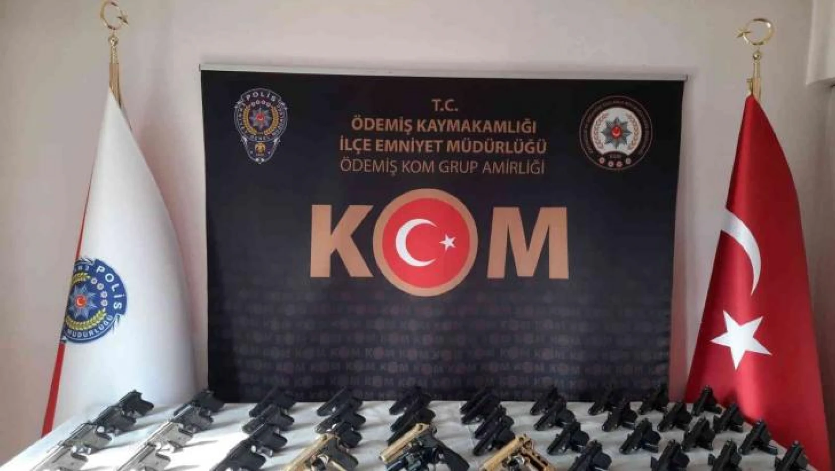 İzmir'de nefes kesen ruhsatsız silah operasyonu: 2 gözaltı
