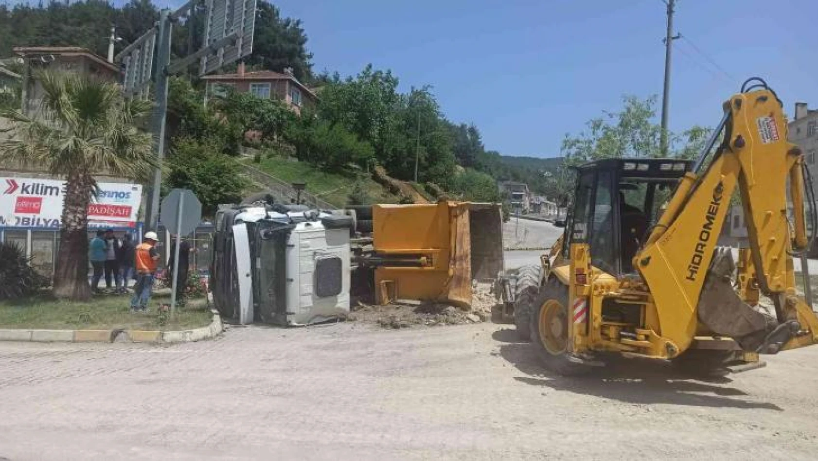 Kastamonu'da taş yüklü kamyon devrildi: 1 yaralı