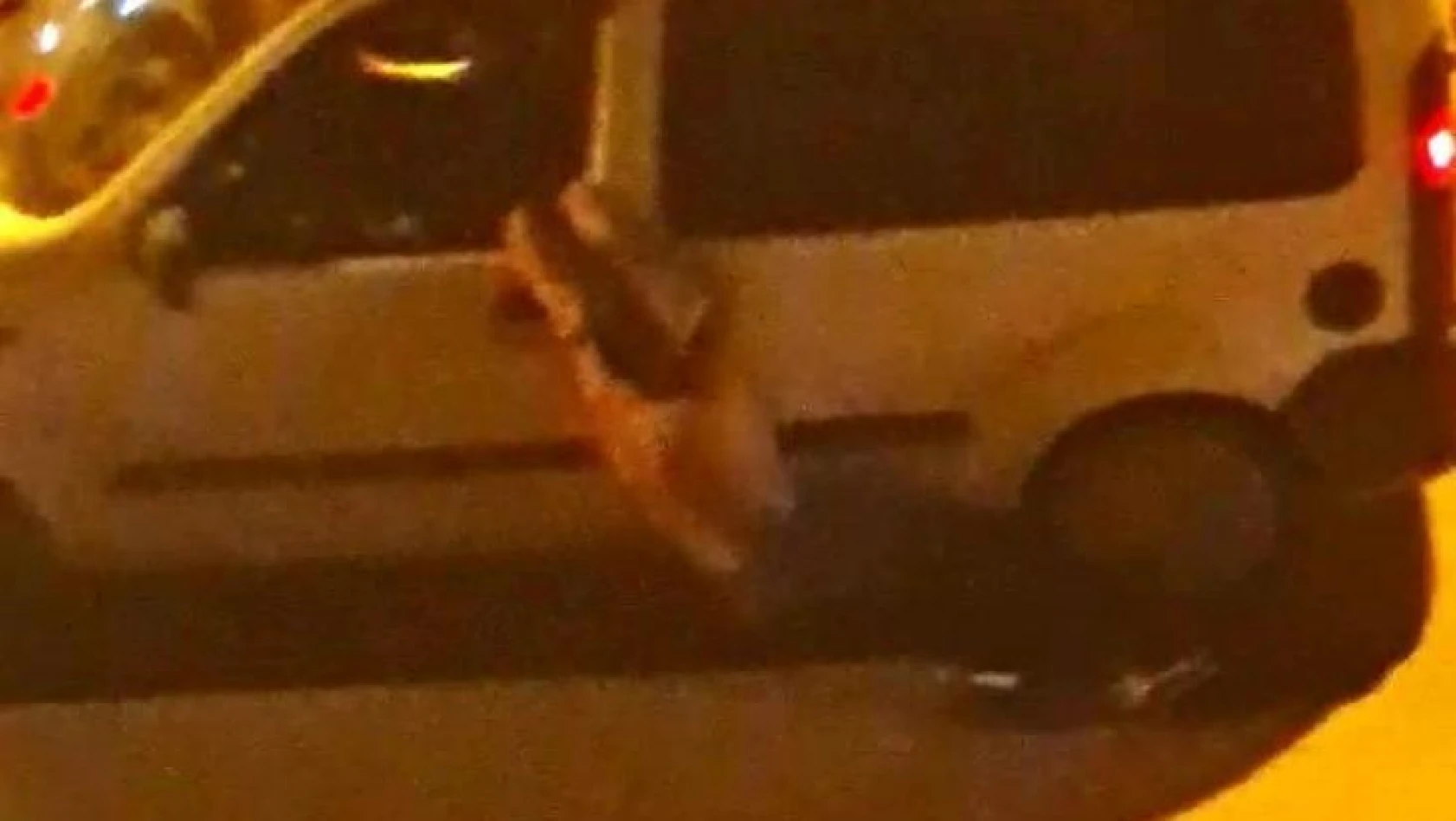 Kendini araçların önüne atan alkollü genç ölümden kıl payı kurtuldu