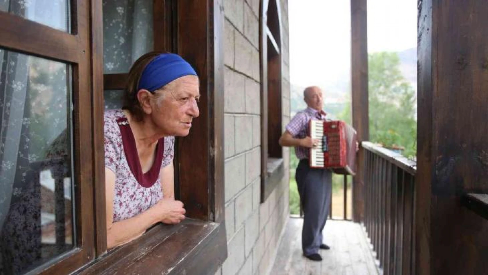 Müzisyen aile 88 yıllık konakta hayatlarını sürdürüyor