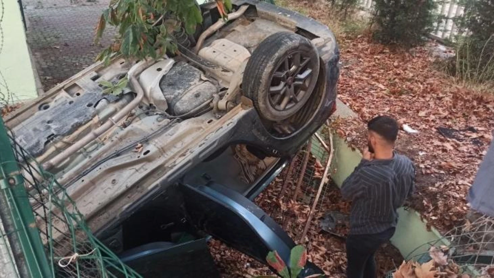 Sancaktepe'de kontrolden çıkan otomobil okul bahçesine uçtu: 2 yaralı