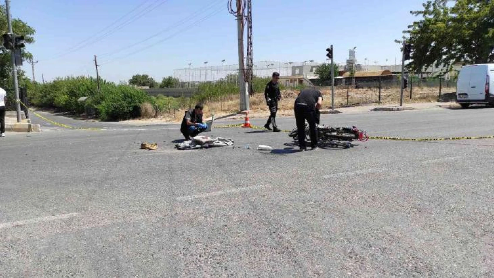 Şanlıurfa'da tıra çarpan motosikletin sürücüsü öldü