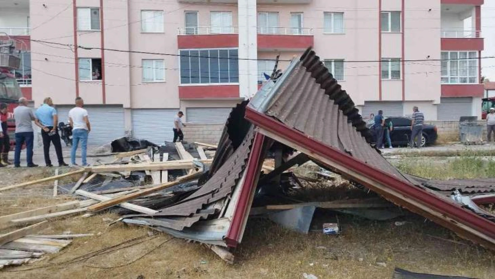 Sivas'ta şiddetli rüzgar hayatı olumsuz etkiledi