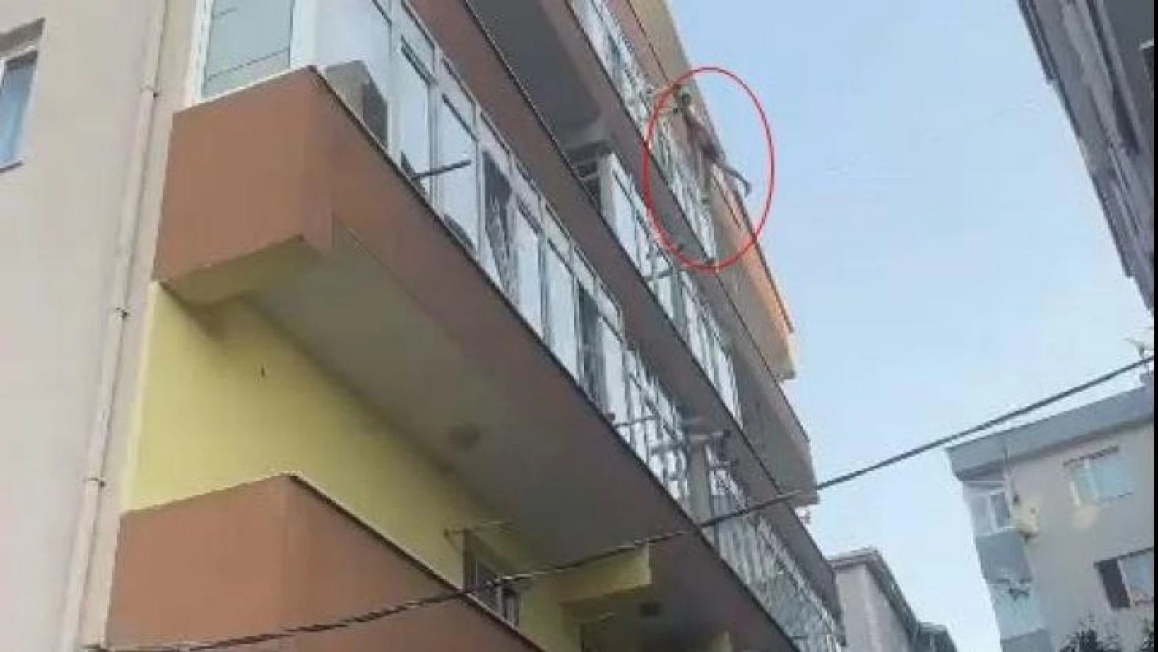 Tekirdağ'da şoke eden görüntüler: Camda sarkılırken yakalandı